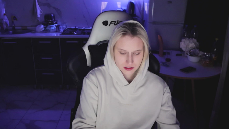 MertyXXX: Ich Habe Meinen Aschenbecher Zu Hause Verloren