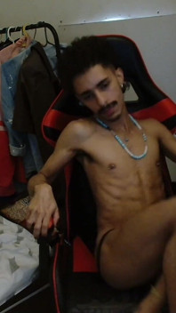 Femboy je přistižen, jak se předvádí na webkameře