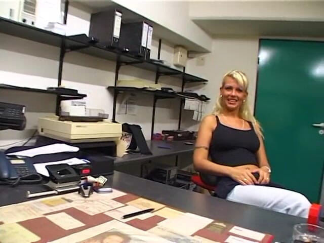 Lucky Wankerz: Blonde fingers herself on camera