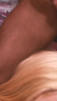 Wet Sensations Scena 4_busty Blondynka w bieliźnie lubi grupowe ruchanie i Bukkake w Sex Shopie