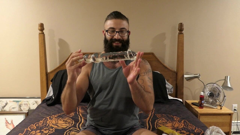 TripleXTransMan: Jeu sensuel avec un gode en verre