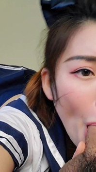 Asiatische studentin gibt leidenschaftlichen blowjob und sperma im mund - nicolove