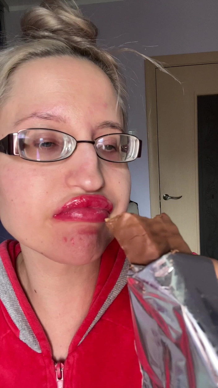 FinDom Goaldigger: Giantess Big Lips Big Eyeglasses Menyodok Protein Bar