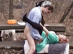 La abuela folla en el bosque