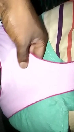 Srilankan svart pojke rosa rosa