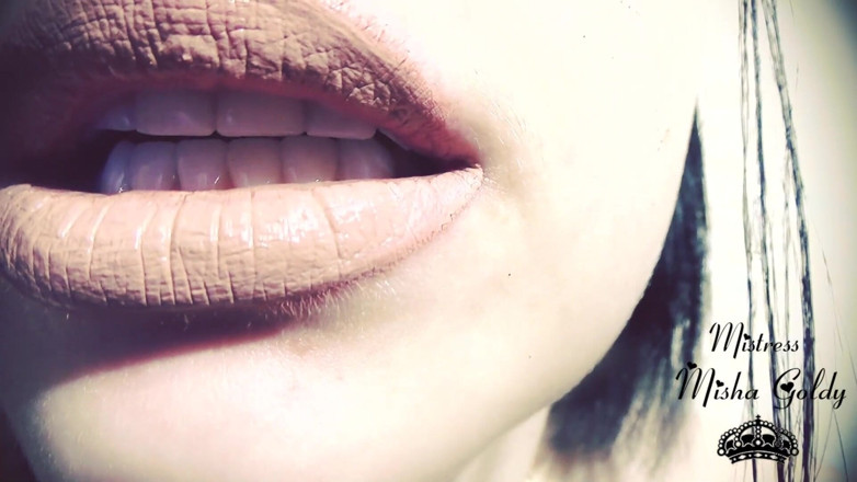 Goddess Misha Goldy: Beide batom e gloss masturbando