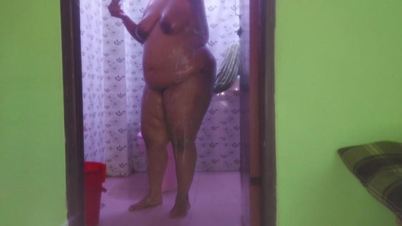 Your Boy's Cum: Wenn meine stiefmutter ohne sperrtür in meiner Toilette duscht, sehe...