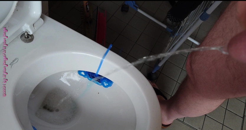 Carmen_Nylonjunge: Volle blase am morgen ** pissen *