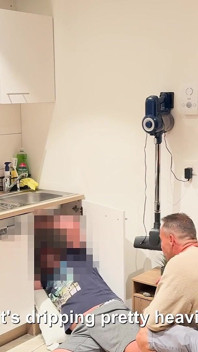 De Nieuwsgierige Reparateur Laten Zien En Hem Zuigen Totdat Hij in Mijn Mond Klaarkomt