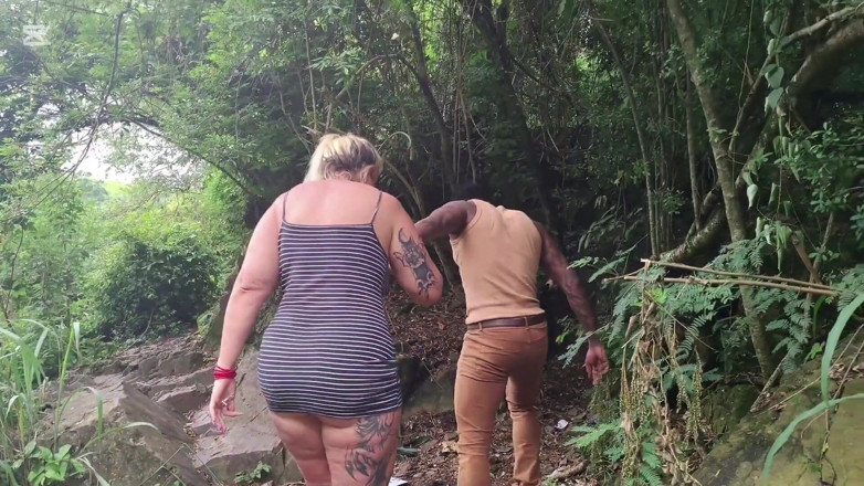 Tiffany Montavani: Sexo salvaje en la jungla en la cascada