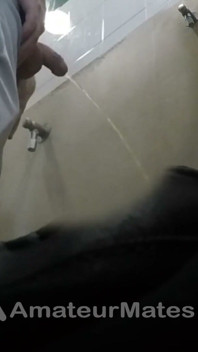 Un Hétéro Amateur Surpris En Train De Faire Pipi Dans Les Urinoirs De Toilettes Publiques