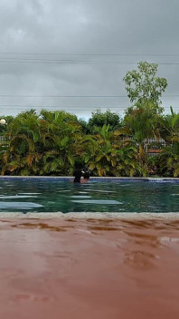 Sperma schwimmen im pool, harter sex im wasser, doppelter orgasmus