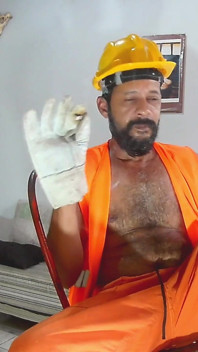 Chủ nhân hút thuốc chân tôn sùng
