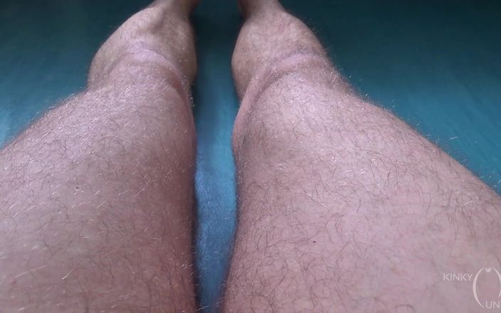 FTM Kinky cuntboy: Gambe pelose, piedi maschili e figa da donna a uomo