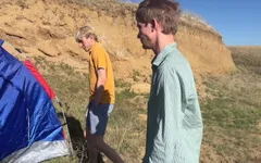 Ha fatto sesso appassionato con sconosciuti in una tenda