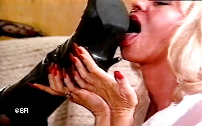 Fetish Tv: foot prints.