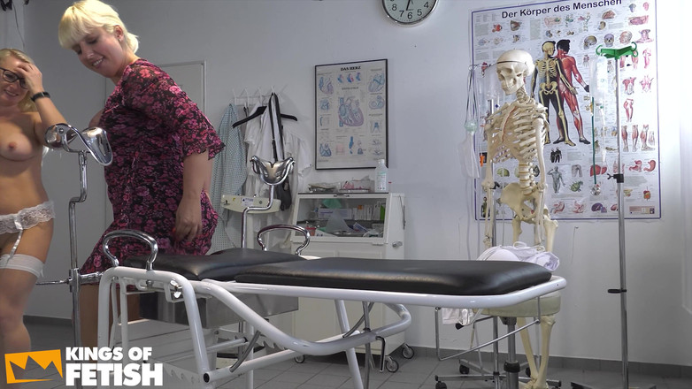 Fixed on Mature: Blonde patiënte krijgt haar kutje geneukt door een oude dokter...