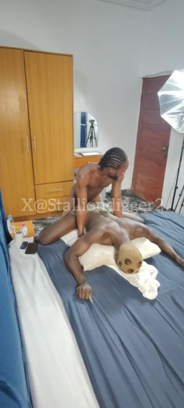 Stalliondiggerx: Memek cewek ini lagi asik muasin pantat bahenolnya