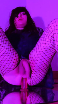 Crossdresser jedzie dildo na lustrze i spuści