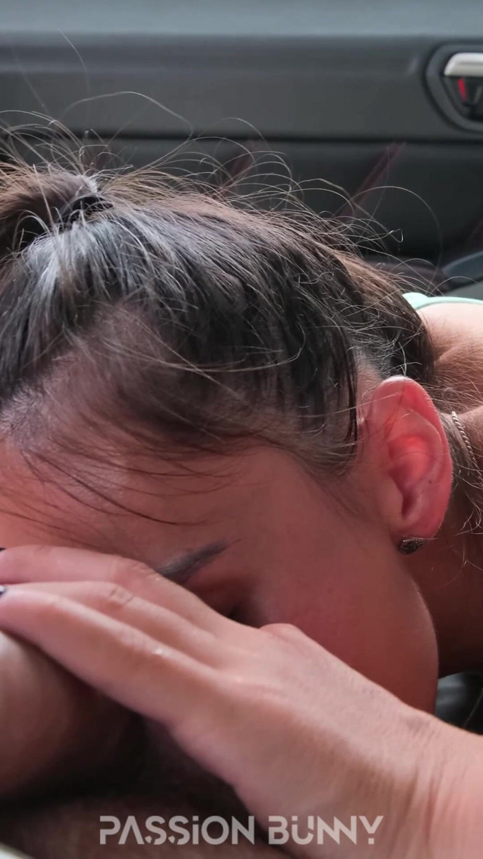 PassionBunny: Manželčin přítel mi pomáhá s výstřikem v autě - podvádění POV