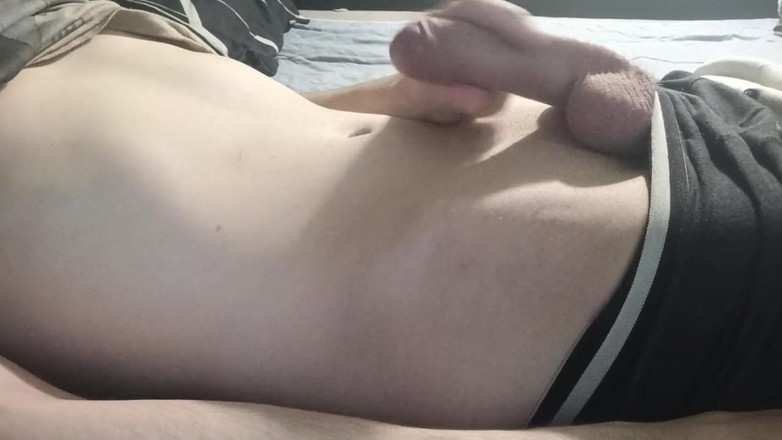 Pasha: Un Ragazzo Sdraiato Sul Letto Che Si Masturba