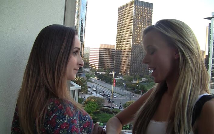 Pervy Studio: Lesbianas Ashley Adams y Pristine Edge comen y tijera