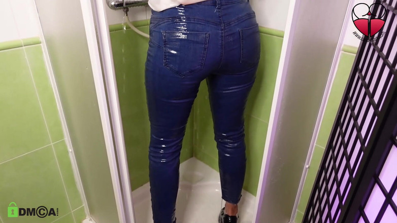 Candystart Videos: जींस और ऊँची एड़ी के जूते में शावर