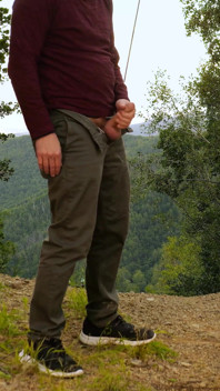 Mädchen in einem gelben kleid wichst meinen schwanz im wald.