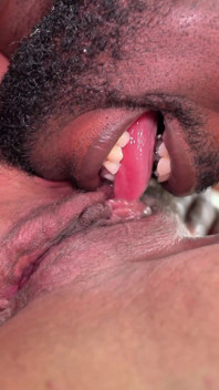 Une femme mature musclée se fait détruire le cul par une grosse bite noire
