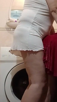 În timp ce soțul meu este la serviciu, îmi fut vecina cu un vibrator legat