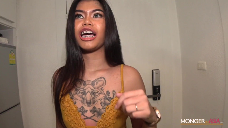 Monger In Asia: Sexy thailändische milf bekommt unerwarteten creampie
