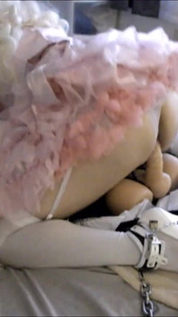 Sissy candy gioca con la sua bambola e viene incatenata e scopata dalla sua nuova bambola giocattolo.