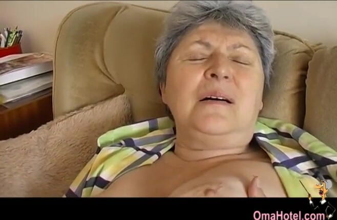 Old Nanny: 오마 호텔 - Gerlinde, 바이브레이터로 솔로 액션을 하는 평평하고 회색 머리 할머니