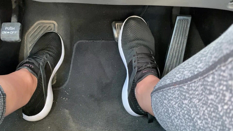 footivities: Pompaggio Del Pedale Nelle Scarpe Da Tennis Di Ivys Piedi