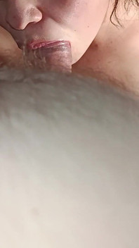 Ich Lutsche Seinen Schwanz Mit Geschlossenen Augen Und Handschellen