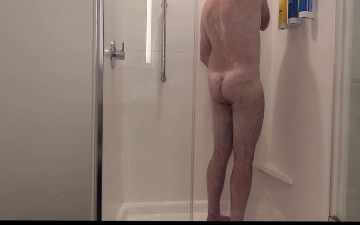 Jon Screcrow: S’amuser en solo sous la douche puis se branler devant...