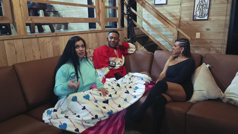 Rioc69: L'amica di mia moglie ci visita e la scopa mentre...