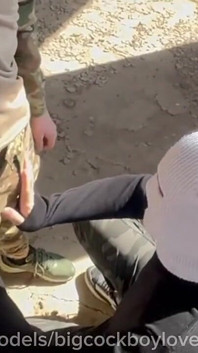 Obrovský armádní čůrák bez kondomu šuká s velitelem v kasárnách!