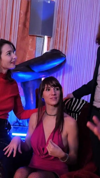 Petang Paris gila untuk empat di apartmen surreal untuk Lety Howl (1)