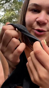 Mary La Perverse Fait Pipi Dans Une Bouteille À L’extérieur Et La Boit