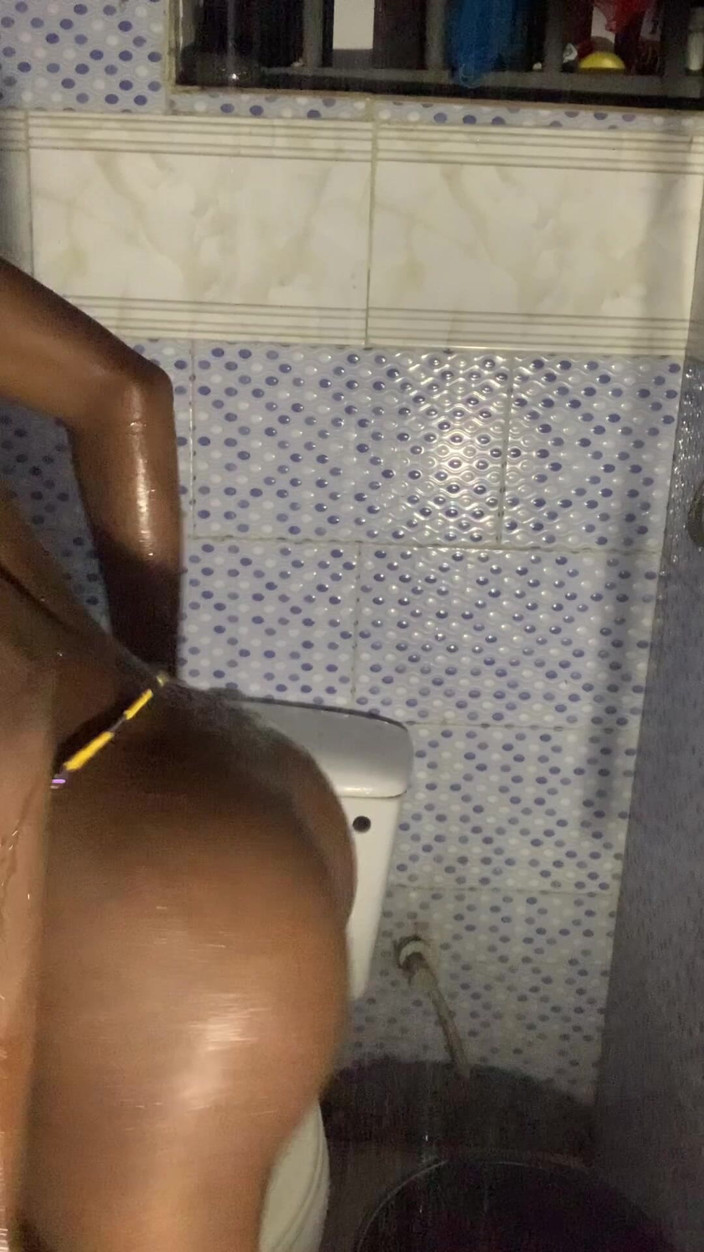 Browngurl234: hot sanvli beb baathroom men akele samay par