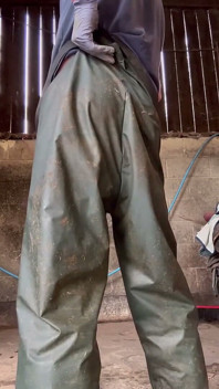 Farmář honí špinavé pracovní náčiní