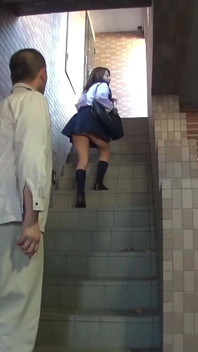 Tachinare cu diavolul. Fete cu fustă scurtă cochetă șoaptă pentru mai multe, lecții secrete transforma curiozitatea jucăușă în mișcări îndrăznețe. - Partea 13