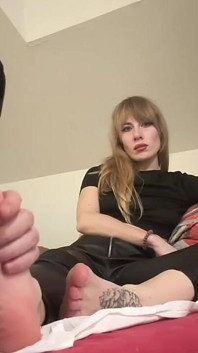 Čichá moje zpocené nohy při masáži mých nohou