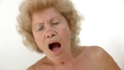 Mujer mayor complaciendo a un tipo más joven