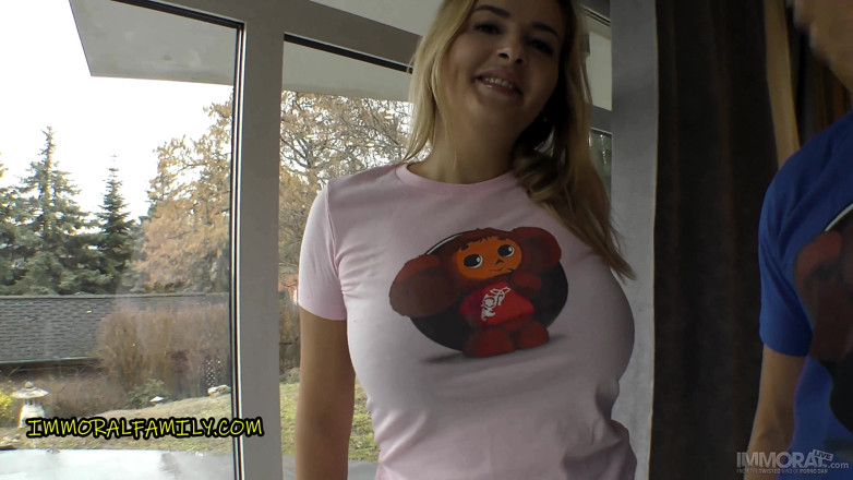 Immoral Family: Cette belle-mère aux seins énormes adore Cheburashka, alias Mickey Mouse de...