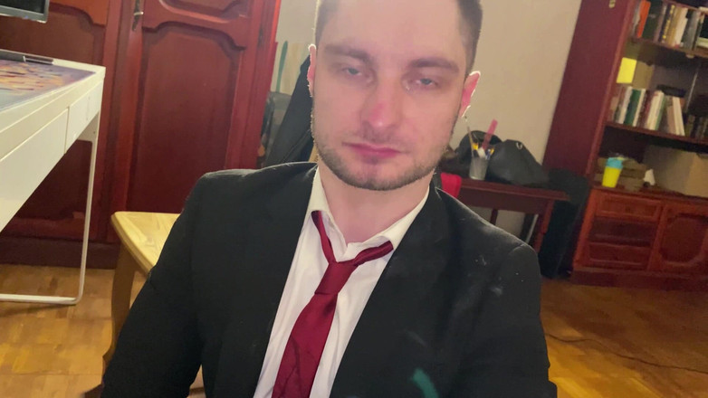 KinkySirius: Kinkysirius în costum se antrenează la maxim cu gura și fundul unui...