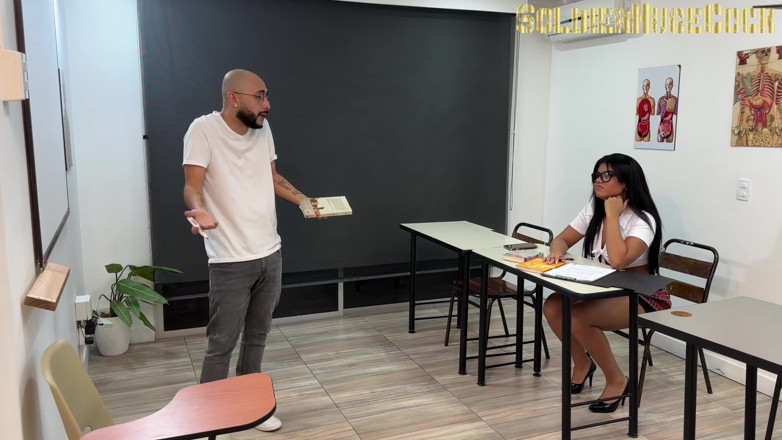 SoldierHugeCock: Nadržená studentka svádí učitele tím, že mu ukazuje její porno videa