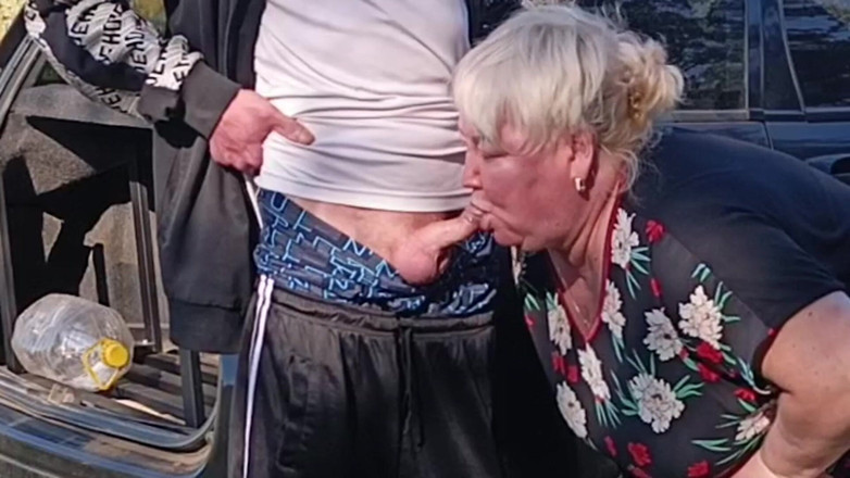 Zona901: En granne håller min kuk medan jag kissa och sedan...