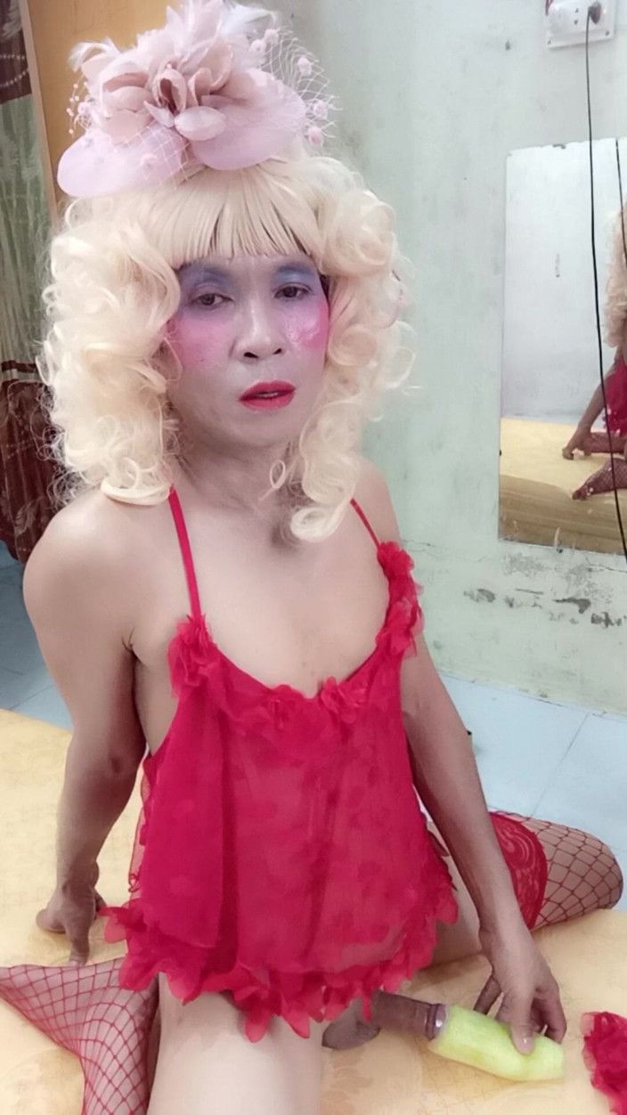nguyen dang thien tri: Oanh Le Transgender Wearing Suggestive Clothes to Play with Cans...